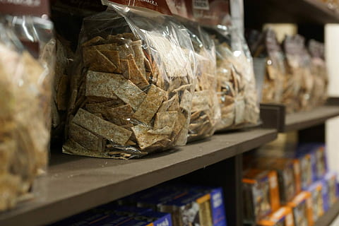 biscottate, pane duro, pane, difficile, stuoia, memorizzare, Al dettaglio, in casa, mensola, nessuno, mercato, cibo, messa a fuoco selettiva, cibo e bevande, di fila, freschezza, in vendita, attività commerciale, avvicinamento, natura morta, benessere, mangiare sano, piccola impresa, variazione, esposizione al dettaglio, consumismo, 1080P, CC0, dominio pubblico, privo di copyright