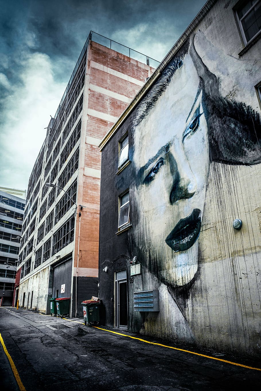 pintura, dona, concret, paret, ennuvolat, cel, foto, beix, imprès, edifici, arquitectura, infraestructura, núvol, carretera, carrer, cara, femella, exterior de l'edifici, ciutat, a l'aire lliure, vida de ciutat, núvol - cel, dia, modern, només una jove, estructura construïda, cap gent, art i artesania, vista d’angle baix, naturalesa, transport, creativitat, representació humana, representació, exterior d’edifici d’oficines, compost digital, mural, 5K