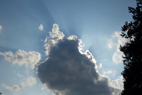 Wolke, Gewitter, Kumulus, Wolkenbildung, wolke - himmel, Himmel, Schönheit in der Natur, Natur, Tag, Sonnenlicht, Flachwinkelansicht, keine Leute, draußen, Ruhe, Blau, Wolkengebilde, Hintergründe, idyllisch, Szenen - Natur, ruhige Szene, Sonnenstrahl, Wind, Meteorologie, 5K, CC0, gemeinfrei, lizenzfrei