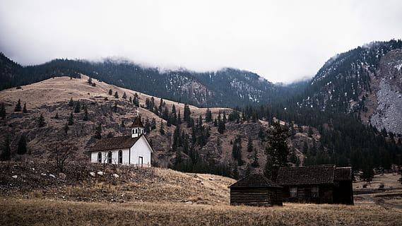 chiesa deserta, Due, nero, bianca, dipinto, capannoni, montagna, prese, nuvole, giorno, la neve, nube, albero, bosco, architettura, struttura costruita, esterno dell'edificio, costruzione, Casa, cielo, nessuno, natura, paesaggio, storia, quartiere residenziale, capanna, scenics - natura, ambiente, terra, pianta, la tranquillità, Pino, 5K, CC0, dominio pubblico, privo di copyright