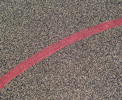 rossa, sentiero, cartello, solco, linea, rosso, modello, tracciare, gomma da cancellare, giallo, nero, punti, punti di peso, sfondo, carta da parati, sfondi, asfalto, strutturato, fotogramma intero, all'aperto, vista dall'alto, nessuno, giorno, strada, avvicinamento, simbolo, mezzi di trasporto, ruvido, luce del sole, grigio, segnaletica stradale, marcatura, 2K, CC0, dominio pubblico, privo di copyright