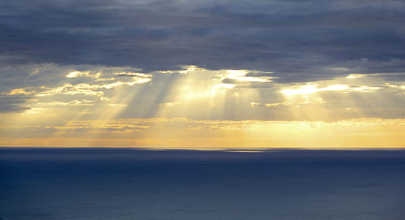 gul, grå, himlen fotografering, dagtimerne, solnedgang, stråler, sol, daggry, pauseskærm, himmel, berolige, natur, costa, strand, hav, tapet, turisme, sky - himmel, skumring, cloudscape, sollys, blå, scenics, vejr, sommer, horisont, skønhed i naturen, scenics - natur, solstråle, ro, horisont over vand, vand, dramatisk himmel, idyllisk, rolig scene, ingen mennesker, udendørs, over, lyse, 4K, CC0, offentligt domæne, royaltyfrie