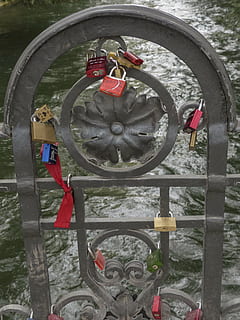 wiszące, zamki, ryciny, związek, miłość, wklęsły, metal, poręcz mostu, Żelazny Most, stal, metalowa rama, architektoniczny, starożytny, ozdobny, dzień, żadnych ludzi, czerwony, ludzka reprezentacja, zbliżenie, Natura, reprezentacja, sztuki i rzemiosła, na dworze, religia, bezpieczeństwo, wiara, kłódka, architektura, kształt, ochrona, kreatywność, zbudowana struktura, 4K, CC0, domena publiczna, darmowe zdjęcia