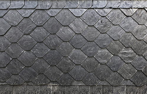 ohne Titel, Schindel, Fassade, Schiefer, Wandfliesen, Gebäude, Hintergrund, Textur, Struktur, abstrakt, alte Stadt, Zuhause, altes Gebäude, Vollbild, Hintergründe, Muster, texturiert, keine Leute, Fußweg, Straße, Tag, Stein, Kopfsteinpflaster, Nahansicht, draußen, Pflasterstein, gestalten, High Angle View, grau, Rau, Natur, solide, Bürgersteig, Beton, Rad, 5K, CC0, gemeinfrei, lizenzfrei