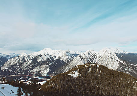la neve, capped, montagna, bianca, blu, cieli, aereo, guarda la fotografia, nevoso, circondato, verde, leafed, alberi, Banff, montagne, foresta, nube, cielo, inverno, natura, paesaggio, Paesaggi, catena montuosa, picco di montagna, all'aperto, ghiaccio, freddo - temperatura, nessuno, temperatura fredda, bellezza nella natura, scenics - natura, montagna innevata, ambiente, nuvola - cielo, scena tranquilla, la tranquillità, albero, giorno, viaggio, Pino, albero di conifere, 4K, CC0, dominio pubblico, privo di copyright
