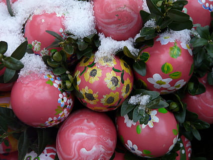 rode kerstballen, Pasen, Paas eieren, kleurrijk, verf, paasei, easter egg schilderij, ei, schilderij, kleur, viering, geen mensen, vakantie, voedsel, detailopname, eten en drinken, kunst en ambacht, rood, stilleven, decoratie, multi gekleurd, Vakantie evenement, religie, dag, 2K, CC0, publiek domein, royaltyvrij