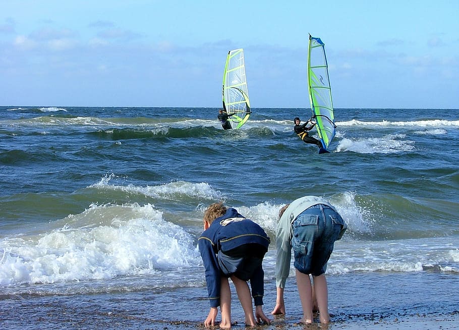 vand, bølger, strand, windsurfer, surfer, børn, drenge, sten-, hav, fritidsaktivitet, sport, rigtige mennesker, livsstil, jord, skønhed i naturen, bevægelse, vandsport, eventyr, horisont over vand, bølge, natur, ferie, horisont, to personer, rejse, udendørs, 2K
