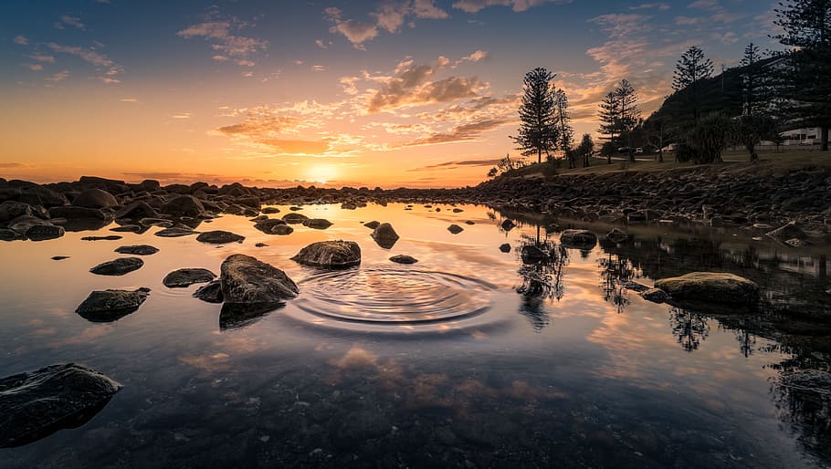 riu, foto de posta de sol, paisatge, reflexió, aigua, bosc, cel, escènic, escena, temporada, arbre, posta de sol, núvols, sol, ondulació, sortida del sol, llum solar, color, mar, oceà, Costa, escenics - natura, bellesa a la natura, núvol - cel, tranquil·litat, escena tranquil·la, color taronja, sòlid, naturalesa, rock, cap gent, rock - object, davant del mar, escena no urbana, planta, a l'aire lliure, 4K