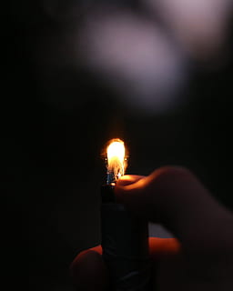 dybde, feltfotografering, person, holding, antent, lighter, opplyst engangslys, dybdeskarphet, fotografering, flamme, brann - naturlig fenomen, brenning, stearinlys, menneskelig hånd, Religion, åndelighet, varme - temperatur, bønn, håp, glødende, nærbilde, feiring, menneskelig kroppsdel, natt, Brann, hånd, belyst, mørk, én person, natur, ukjennelig person, kroppsdel, finger, innendørs, 2K, CC0, offentlig domene, opphavsrett gratis