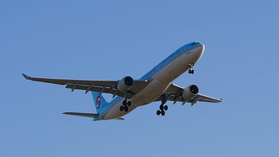 antenne, fotografering, blå, hvid, fly, himmel, tilbage, back-plan, flyvende, luftfartøj, transportmidler, rejse, transportform, skyfri himmel, kommerciel flyvemaskine, Midt i luften, kopiere plads, lav vinkel visning, luftfartsindustrien, natur, bevægelse, forretning, tager afsted, dag, udendørs, ankomst, forlader, over, 2K, CC0, offentligt domæne, royaltyfrie