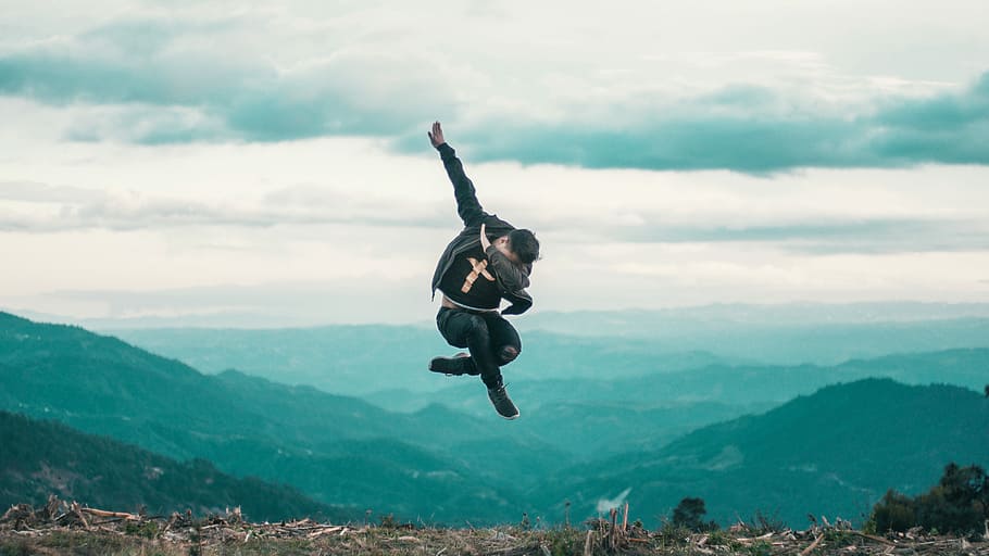 volare, uomo, indossare, nero, camicia, salto, tamponare, giorno, galleggiante, tamponando, nuvoloso, nuvola - cielo, lunghezza intera, mezz'aria, montagna, una persona, cielo, attività di svago, natura, persone reali, bellezza nella natura, vitalità, stili di vita, catena montuosa, scenics - natura, scena non urbana, avventura, uomini, braccio umano, all'aperto, la libertà, braccia alzate, 5K