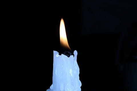 ljus, mörk, brand, flamma, natt, levande ljus, lysande, glöd, vax-, eld - naturligt fenomen, brinnande, värme - temperatur, inomhus, närbild, natur, svart bakgrund, studio skott, kopiera utrymme, enda objekt, upplyst, inget folk, fokusera på förgrunden, rörelse, smältande, tändsticka, 5K, CC0, offentligt domän, royaltyfria