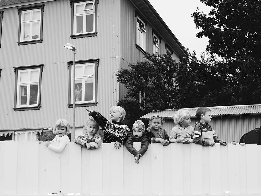 gråtonebillede, syv, børn, stående, træ-, hegn, hus, gruppe, bygning, vindue, dreng, pige, barn, træ, gadebelysning, årgang, retro, sort og hvid, island, reykjavik, arkitektur, bygning udvendig, bygget struktur, gruppe af mennesker, Kvinder, rigtige mennesker, herrer, dag, livsstil, samvær, fritidsaktivitet, natur, barndom, voksen, plante, mennesker, hanner, udendørs, positive følelser, 2K