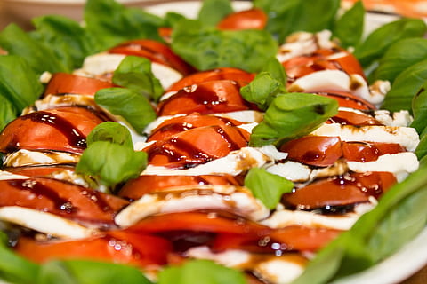 comida, rojo, vegetales, los tomates, queso Mozzarella, albahaca, sano, frisch, tomate, gastrónomo, frescura, cena, de cerca, queso, hoja, vegetal, almuerzo, plato, ensalada, alimentación saludable, aceituna, comida y bebida, listo para comer, bienestar, naturaleza muerta, enfoque selectivo, nadie, adentro, tamaño de la porción, Fruta, parte de la planta, comida vegetariana, adornar, tentación, salsa de tomate, 2K, CC0, dominio público, libre de derechos
