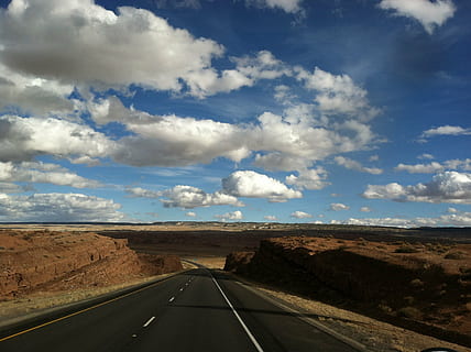 strada, autostrada, cielo, nuvole, ovest, nuvola - cielo, mezzi di trasporto, direzione, paesaggio, ambiente, la strada davanti, cartello, scenics - natura, simbolo, segnaletica stradale, natura, marcatura, la tranquillità, scena tranquilla, nessuno, bellezza nella natura, giorno, terra, prospettiva decrescente, all'aperto, 2K, CC0, dominio pubblico, privo di copyright
