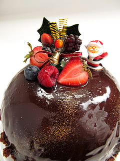 runde Schokolade, beschichtet, Kuchen, Beere, Belag, Weihnachten, Obst, Himbeere, Vanille, ピ ピ タ ー ー, Erdbeere, ヒ イ ラ ラ, Schokolade, Glocke, Weihnachtsmann, Universum, Star, Süßes Essen, Süss, Essen und Trinken, Lebensmittel, Dessert, Genuss, Frische, Beerenfrucht, ungesunde Ernährung, drinnen, Stillleben, gebacken, fertig für den Verzehr, Versuchung, keine Leute, weißer Hintergrund, Nahansicht, Schokoladenkuchen, Weihnachtskuchen, 4K, CC0, gemeinfrei, lizenzfrei
