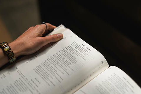 persona, participación, desplegar, libro, selectivo, atención, fotografía, educativo, mano, pulsera, anillo, oscuro, letras, palabras, páginas, leer, Biblia, Sagrada Escritura, mano humana, parte del cuerpo humano, sistema legal, solo una mujer, una persona, adulto, gente, de cerca, adentro, Solo mujeres, papel, documento, foto de estudio, joyería, enfoque selectivo, comunicación, texto, escritura occidental, fondo negro, bolígrafo, dedo, 5K, CC0, dominio público, libre de derechos