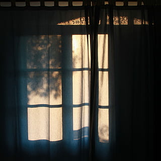 blu, tenda, davanti, finestra, giorno, Marrone, tenda di finestra, chiuso, ombra, luce, tramonto, luce del sole, crepuscolo, ombre, tendaggio, Schinoussa, Grecia, in casa, nessuno, trasparente, natura, traslucido, vetro - materiale, buio, architettura, tessile, struttura costruita, modello, costruzione, sospeso, telaio della finestra, concentrarsi sull'ombra, 2K, CC0, dominio pubblico, privo di copyright