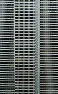 edificio in cemento grigio, minimalista, fotografia, grattacielo, edifici, costruzione, architettura, Torre, finestre, fotogramma intero, sfondi, modello, nessuno, ripetizione, strutturato, metallo, avvicinamento, grattugiare, giorno, struttura costruita, griglia metallica, forma, griglia, buco, design, caratteristica della parete, esterno dell'edificio, forma geometrica, color argento, 2K, CC0, dominio pubblico, privo di copyright