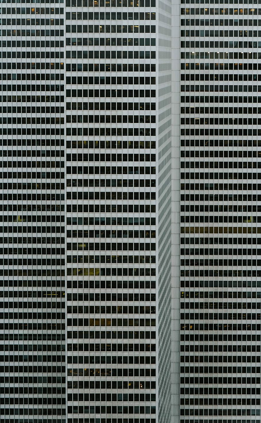 edificio in cemento grigio, minimalista, fotografia, grattacielo, edifici, costruzione, architettura, Torre, finestre, fotogramma intero, sfondi, modello, nessuno, ripetizione, strutturato, metallo, avvicinamento, grattugiare, giorno, struttura costruita, griglia metallica, forma, griglia, buco, design, caratteristica della parete, esterno dell'edificio, forma geometrica, color argento, 2K