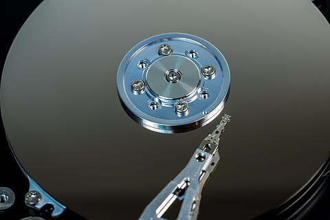 disque dur, Matériel, ordinateur, disque, macro, magasin de données, La technologie, lire les têtes, fonctionnement interne, composant, puce, il, têtes magnétiques, sata, planche, numérique, traitement de l'information, carte mère, têtes d'impression, stockage de données magnétiques, Les données, coupé, style, edp, détail, puce mémoire, équipement, la communication, partie informatique, équipement informatique, métal, équipement électrique, fermer, lien, support d'information, personne, Compartiment de stockage, vue grand angle, Industrie électronique, à l'intérieur, industrie, cercle, couleur argentée, communications globales, nettoyer, 4K, CC0, domaine public, libre de droits