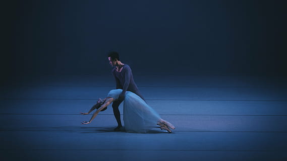 home, dona ballant, ballet, dansa, duo, dones, gent, longitud completa, una persona, adult, adult jove, roba casual, nit, emoció, moviment, rendiment, a l'interior, vista lateral, blau, còpia espai, tir de l'estudi, ballant, fosc, connexió, pentinat, 5K, CC0, domini públic, lliure de regalies