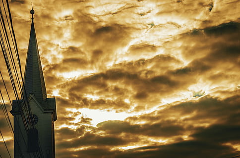 Kirche, Orange, wolkig, Himmel, Schattenbildfoto, Kirchendach, Sonnenuntergang, Sonnenaufgang, Wolke, Gebäude, wolke - himmel, die Architektur, Dramatischer Himmel, Natur, gebaute Struktur, Wolkengebilde, Sonnenlicht, Gebäudehülle, keine Leute, Schönheit in der Natur, draußen, Sonne, Szenen - Natur, Flachwinkelansicht, idyllisch, Sonnenstrahl, hell, 4K, CC0, gemeinfrei, lizenzfrei