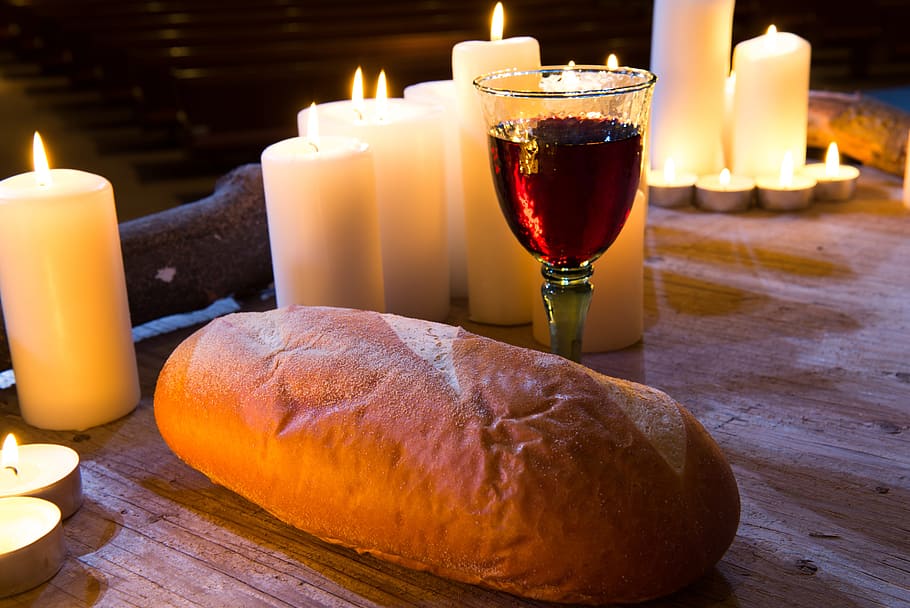vino, circondato, candele pilastro, comunione, vino, pane, comunione, candela, cibo e bevande, fiamma, ardente, nessuno, illuminato, cibo, fuoco, tavolo, bicchiere, bere, freschezza, rinfresco, fuoco - fenomeno naturale, pasto, in casa, natura morta, pronto a mangiare, ristorante, cena, 5K