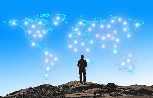 mand, stående, bjerg, netværk, topmøde, globus, skyer, himmel, baggrund, jorden, verden, globalisering, planet, global, international, miljø, i hele verden, sky - himmel, natur, fuld længde, en person, blå, voksen, klippe, leder, herrer, rock-objekt, kreativitet, udendørs, solid, udforskning, bedrift, forretning, jord, digital komposit, menneskelige arm, klippeskrænt, 4K, CC0, offentligt domæne, royaltyfrie