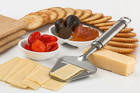 forretter, kiks, buffet, ost, skære, fingermad, mad, forret, ernæring, fad, skiveskåret, snack, mad og drikke, friskhed, frugt, indendørs, stilleben, mejeriprodukt, spise redskaber, sund kost, tæt på, køkkenredskaber, sødt mad, hvid baggrund, studio skud, ingen mennesker, overbærenhed, ske, velvære, høj vinkel visning, fristelse, jordnøddesmør, 5K, CC0, offentligt domæne, royaltyfrie