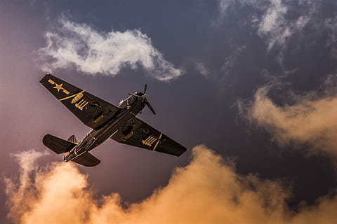 negre, gris, jet, cel, baix, fotografia d'angle, avions, avió, núvol, avió de guerra, posta de sol, antiguitat, pla EUA, pla antic, avió de vol, vintage, aviador, vol, vehicle aeri, volant, manera de transport, transport, militar, núvol - cel, en moviment, naturalesa, indústria aeroespacial, moviment, avió de combat, cap gent, espectacle aeri, exèrcit, a l'aire lliure, avió militar, forces aeries, pista de vapor, govern, 5K, CC0, domini públic, lliure de regalies
