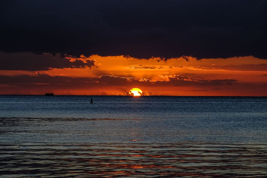 hav, daggry, landskab, natur, strand, cloudscape, aften, gylden sol, ocean, orange, udendørs, refleksioner, marinemaleri, kysten, havet, himmel, sol, solnedgang, vand, scenics - natur, skønhed i naturen, sky - himmel, orange farve, horisont over vand, horisont, rolig scene, ro, idyllisk, jord, ikke-urbane scene, dramatisk himmel, ingen mennesker, 4K