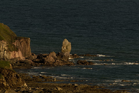 uçurumlar, devon, deniz manzarası, kıyı şeridi, Kaya, Defne, kıyı, doğa, deniz, Su, insansız, açık havada, doğada güzellik, kaya - nesne, katı, manzaralar - doğa, huzur, kaya oluşumu, arazi, plaj, sakin sahne, gün, kentsel olmayan sahne, pastoral, kayalık sahil şeridi, aşınmış, yığın kaya, 4K, CC0, kamu malı, telif ücretsiz