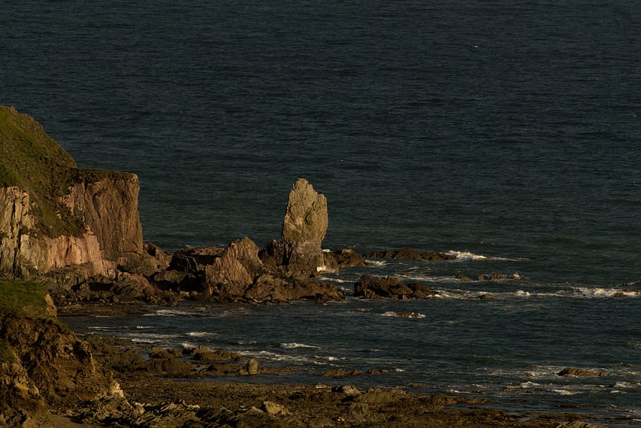 penya-segats, devon, paisatge marí, línia de costa, rock, badia, Riba, naturalesa, mar, aigua, cap gent, a l'aire lliure, bellesa a la natura, rock - object, sòlid, escenics - natura, tranquil·litat, formació de roca, terra, platja, escena tranquil·la, dia, escena no urbana, idíl·lic, litoral rocós, erosionat, pila de roca, 4K