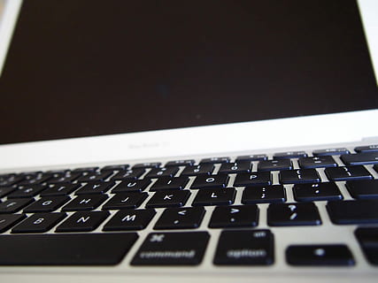 laptop, computer, computer technologie, scherm, laptop, computer, technologie, toetsenbord, pc, notitieboekje, mobiel, portable, Draadloze technologie, computer sleutel, computerapparatuur, communicatie, detailopname, verbinding, binnenshuis, computer deel, alfabet, brief, zwarte kleur, geen mensen, tekst, draagbaar informatie-apparaat, internet, elektrische apparatuur, Computer misdaad, 4K, CC0, publiek domein, royaltyvrij