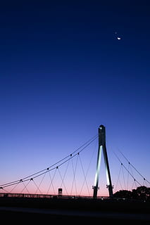 arquitectura, puente, ciudad, nubes, amanecer, oscuridad, noche, paisaje, ligero, Luna, naturaleza, al aire libre, silueta, cielo, puente colgante, sistema de transporte, viaje, conexión, estructura construida, puente - estructura hecha por el hombre, Ingenieria, cielo limpio, azul, transporte, vista de ángulo bajo, copia espacio, agua, 5K