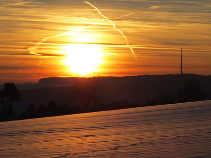 solnedgang, sol, skyer, sne, gylden, himmel, glimte, sne landskab, Ulm, eselsberg, radiotårn, Arnegg, contrail, natur, skumring, sollys, landskab, scenics, solopgang - daggry, udendørs, orange farve, daggry, skønhed i naturen, gul, morgen, sky - himmel, ro, scenics - natur, rolig scene, træ, miljø, idyllisk, ikke-urbane scene, ingen mennesker, silhuet, plante, solstråle, lyse, 4K, CC0, offentligt domæne, royaltyfrie