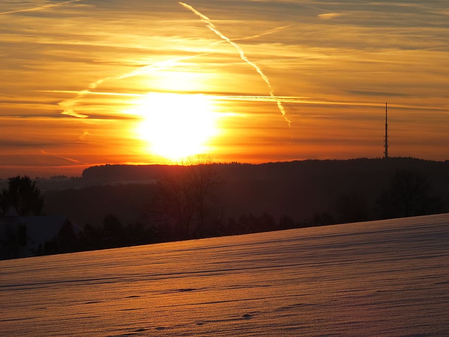 posta de sol, sol, núvols, neu, daurat, cel, espurna, paisatge de neu, ulm, eselsberg, torre de ràdio, arnegg, contrail, naturalesa, vespre, llum solar, paisatge, escenics, sortida del sol - alba, a l'aire lliure, color taronja, alba, bellesa a la natura, groc, al matí, núvol - cel, tranquil·litat, escenics - natura, escena tranquil·la, arbre, medi ambient, idíl·lic, escena no urbana, cap gent, silueta, planta, raig de sol, brillant, 4K