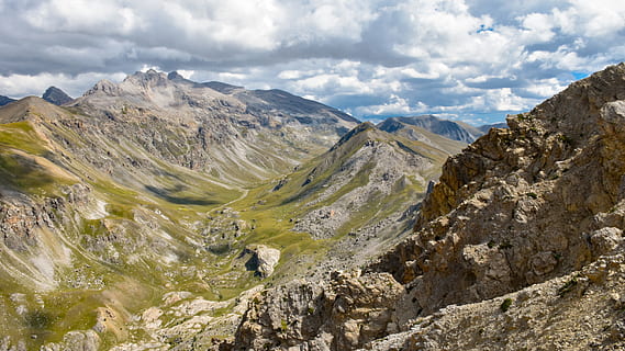 montagna, paesaggio, cielo, nube, minaccioso, panorama, luce, spettacolare, magnifico, roccia, verde, pic, pittoresco, Alpi, estate, ambiente, scenics - natura, nuvola - cielo, bellezza nella natura, catena montuosa, natura, la tranquillità, terra, scena tranquilla, roccia - oggetto, solido, scena non urbana, valle, giorno, destinazioni di viaggio, geografia fisica, nessuno, all'aperto, formazione, 5K, CC0, dominio pubblico, privo di copyright