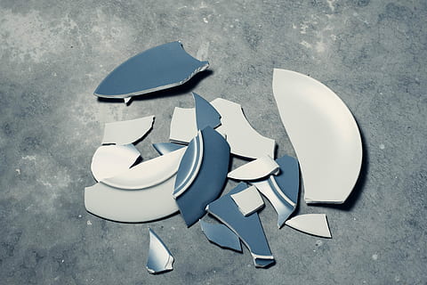 zils, salauzts, plāksnes, pelēks, betons, stāvs, balts, keramikas, smashed, keramika, nav cilvēku, augsts leņķa skats, Klusā daba, balta krāsa, dienā, kurpes, raksturs, ciets, māksla un amatniecība, ārā, kuģi, objektu grupa, formas, tuvplāns, radošumu, pārstāvība, tieši iepriekš, 5K, CC0, publiskais domēns, bez atlīdzības