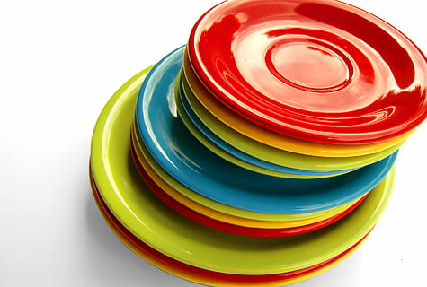 runder farbiger Haufen, Platten, Teller, Geschirr, bunt, Stapel, Porzellan, mehrfarbig, weißer Hintergrund, ausgeschnitten, Studioaufnahme, drinnen, lebendige Farbe, keine Leute, gestalten, rot, Kreis, Menschen gemacht Objekt, Mann gemacht, Kunststoff, Gelb, Design, Nahansicht, Geometrische Figur, Stillleben, Klebeband, sauber, 2K, CC0, gemeinfrei, lizenzfrei