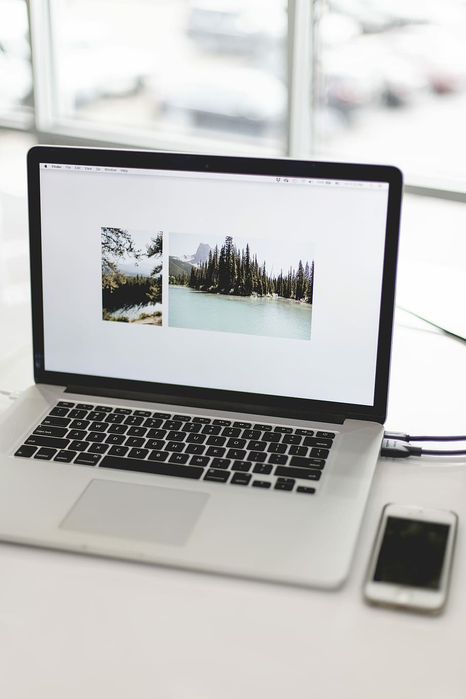 convertit, MacBook, al costat, iphone daurat 5, 5s, MacBook Pro, ordinador, portàtil, tecnologia, escriptori, oficina, telèfon, modern, blanc, mínim, espai de treball, treballar, mira, pantalla, finestra, vista, vidre, interior, teclat, mòbil, iphone, tecnologia sense fils, comunicació, connexió, dispositiu d’informació portàtil, cap gent, taula, primer pla, natura morta, negocis, telèfon intel·ligent, Internet, portabilitat, a l'aire lliure, telèfon mòbil, xarxa d’ordinadors, equips informàtics, 5K