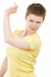 dona, groc, samarreta, acció, dansa, ballarina, ballant, exercici, femella, noia, aïllat, joia, moviment, música, un, gent, posant, prim, blanc, jove, mirant la càmera, retrat, tir de l'estudi, fons blanc, a l'interior, una persona, somrient, roba casual, vista frontal, tallar, estils de vida, cintura cap amunt, de peu, nois, homes, felicitat, mascles, braç humà, nen pre-adolescent, pentinat, 2K, CC0, domini públic, lliure de regalies