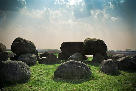 grå, sten, grøn, græs, dagtimerne, sten-, bidder, Mark, overskyet, blå, himmel, skyer, solstråler, sollys, natur, felter, sky - himmel, ingen mennesker, sol, landskab, ro, udendørs, solnedgang, dag, scenics, klippe, solid, skønhed i naturen, rock-objekt, rolig scene, scenics - natur, jord, plante, miljø, sten - objekt, 1080P, CC0, offentligt domæne, royaltyfrie
