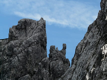 scogliera, inteligente, appuntito, esposto, ripido, montagna, cresta, calcare, montagne calcaree, natura, roccia - oggetto, roccia, formazione rocciosa, solido, cielo, Inquadratura dal basso, geologia, geografia fisica, nessuno, bellezza nella natura, giorno, nuvola - cielo, scenics - natura, ruvido, formazione, scena non urbana, la tranquillità, montagne Rocciose, catena montuosa, all'aperto, eroso, picco di montagna, 2K, CC0, dominio pubblico, privo di copyright