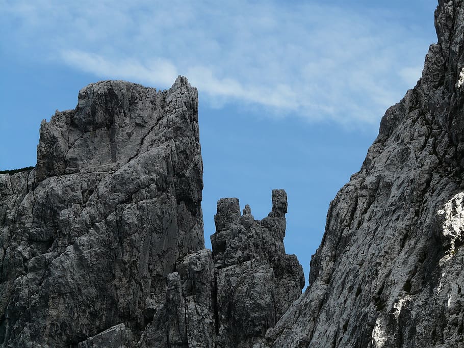 penya-segat, intel·ligent, apuntat, exposat, empinada, muntanya, cresta, calcària, muntanyes de pedra calcària, naturalesa, rock - object, rock, formació de roca, sòlid, cel, vista d’angle baix, geologia, geografia física, cap gent, bellesa a la natura, dia, núvol - cel, escenics - natura, aspre, formació, escena no urbana, tranquil·litat, Muntanyes rocoses, Serra, a l'aire lliure, erosionat, cim de muntanya, 2K