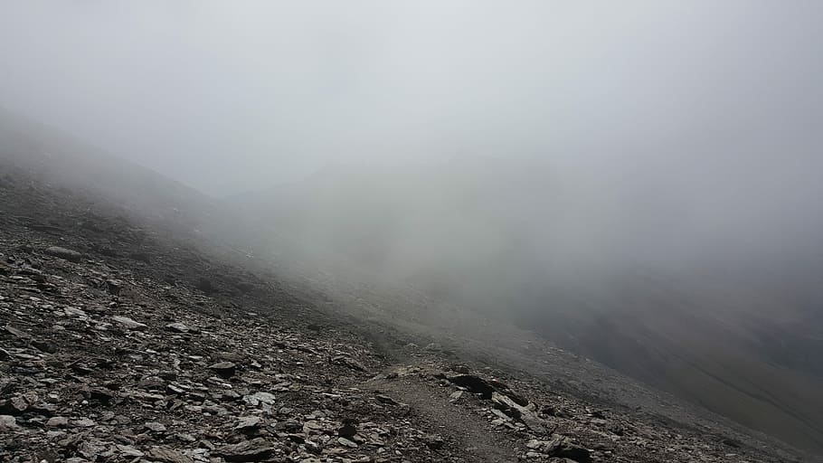 fotografia de paisatge, boira, gris, camp, núvol, muntanya, ruta, roques, nua, desolació, rocciamelone, Alps, fred, ascens, humit, àrid, res, piemonte, novalesa, por, ansietat, pedra, pietraia, paisatge, naturalesa, tranquil·litat, dia, medi ambient, escenics - natura, bellesa a la natura, cel, cap gent, terra, núvol - cel, estat d'ànim atmosfèric, a l'aire lliure, al matí, escena no urbana, remot, escena tranquil·la, còpia espai, smog, clima, 5K