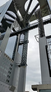 arquitectura, tecnologia, edifici, estructura construïda, finances i indústria de les empreses, exterior de l'edifici, negocis, indústria, vista d’angle baix, cel, cap gent, maquinària, dia, grua - maquinària de construcció, ciutat, alta - alta, a l'aire lliure, industria de la construcció, metall, desenvolupament, naturalesa, núvol - cel, modern, gratacels, exterior d’edifici d’oficines, 5K, CC0, domini públic, lliure de regalies