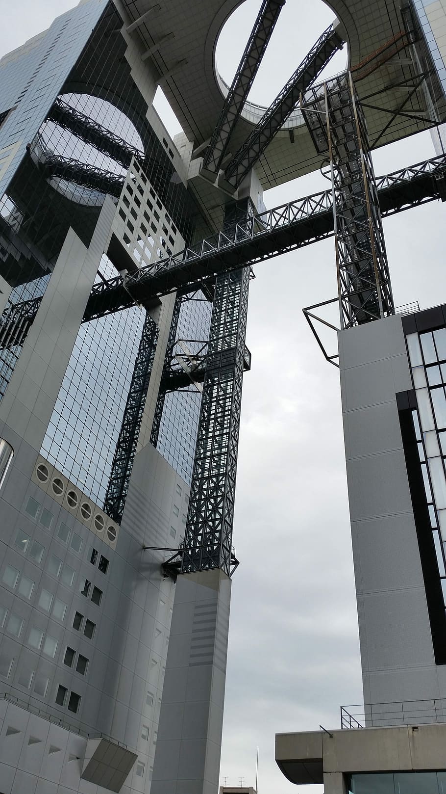 arquitectura, tecnologia, edifici, estructura construïda, finances i indústria de les empreses, exterior de l'edifici, negocis, indústria, vista d’angle baix, cel, cap gent, maquinària, dia, grua - maquinària de construcció, ciutat, alta - alta, a l'aire lliure, industria de la construcció, metall, desenvolupament, naturalesa, núvol - cel, modern, gratacels, exterior d’edifici d’oficines, 5K
