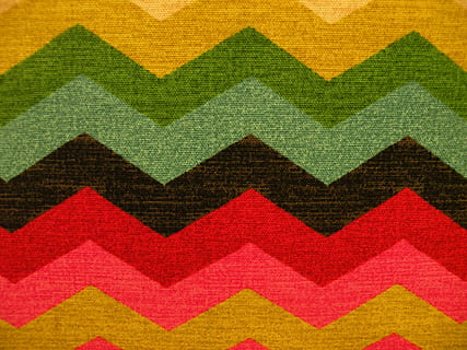 Pozadí, textura, textil, vzor, barvitý, geometrický, cikcak, celý rám, design, nikdo, vícebarevné, umění a řemesla, tvar, detail, uvnitř, tvaru trojúhelníku, texturou, tvořivost, zelená barva, Červené, abstraktní, růžová barva, variace, nástěnný prvek, 2K, CC0, veřejná doména, bez autorských práv